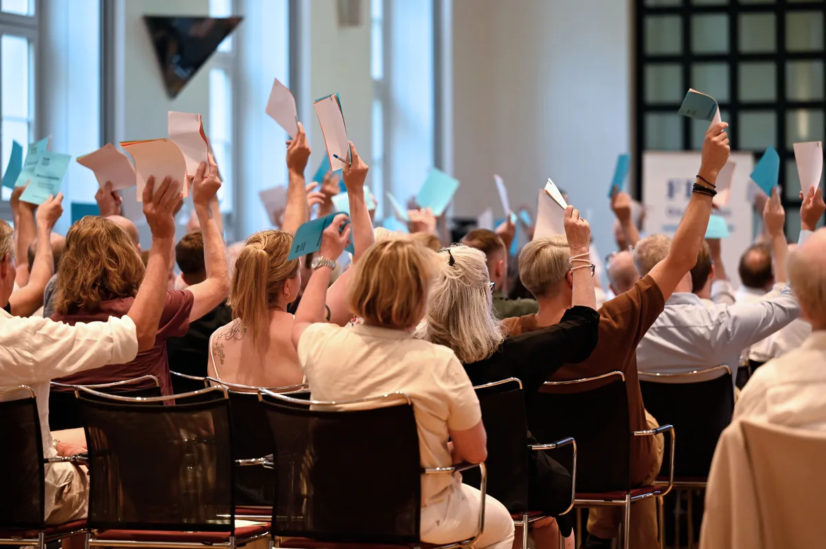 Die Delegierten sind sich einig: Sie wollen zwei Kandidierende an die Regierungsratswahlen schicken. Wählerinnen und Wähler von hinten, die ihre Wahlzettel hochhalten.